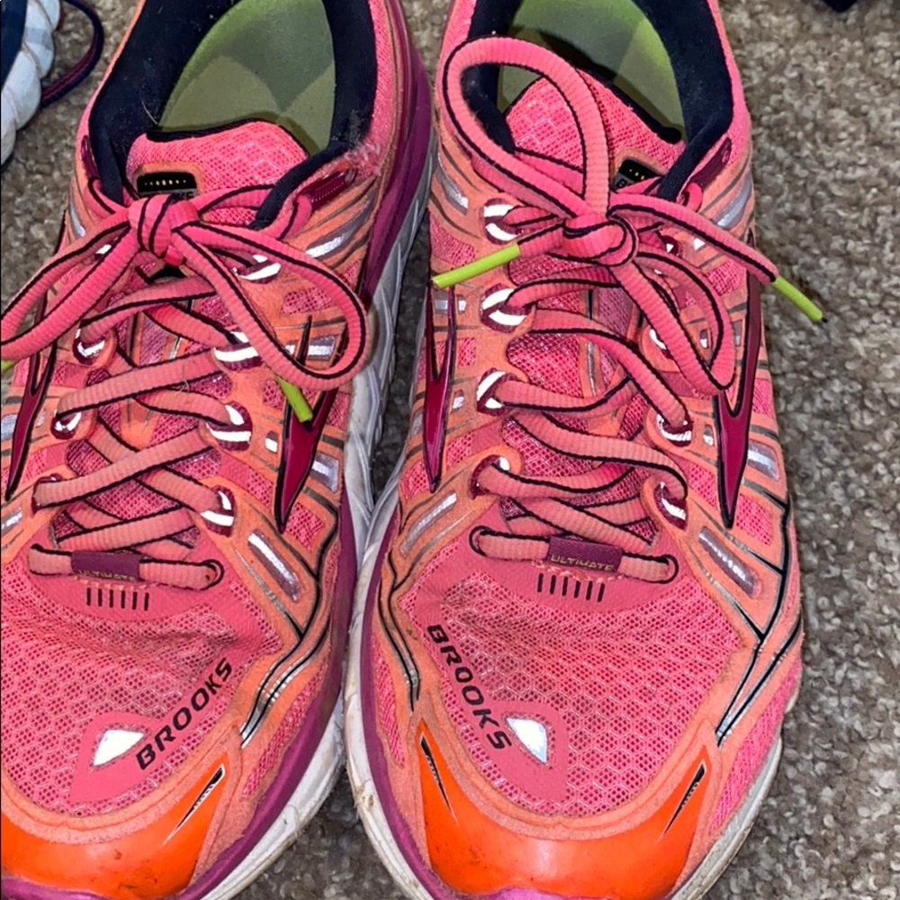 Women’s tennis shoes Brooks size 8